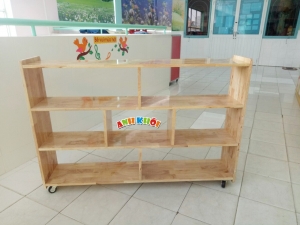 Kệ gỗ Montessori có bánh xe