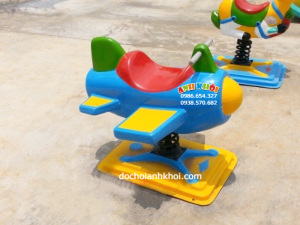 Thú nhún lò xo máy bay ngồi ngoài